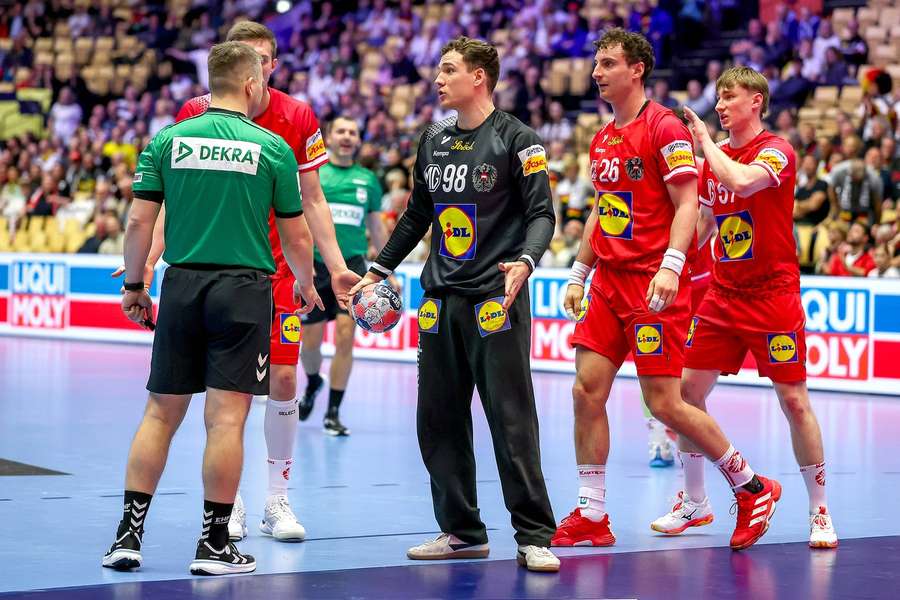 Das ÖHB-Team diskutiert mit einem Schiedsrichter.