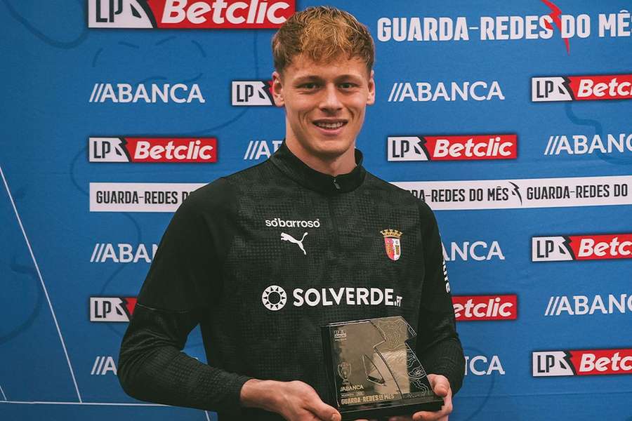 Lukas Hornicek com o prémio de melhor guarda-redes do mês