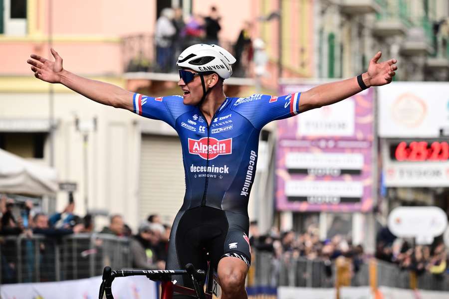 Ciclismo, l'olandese Van der Poel vince la Milano-Sanremo