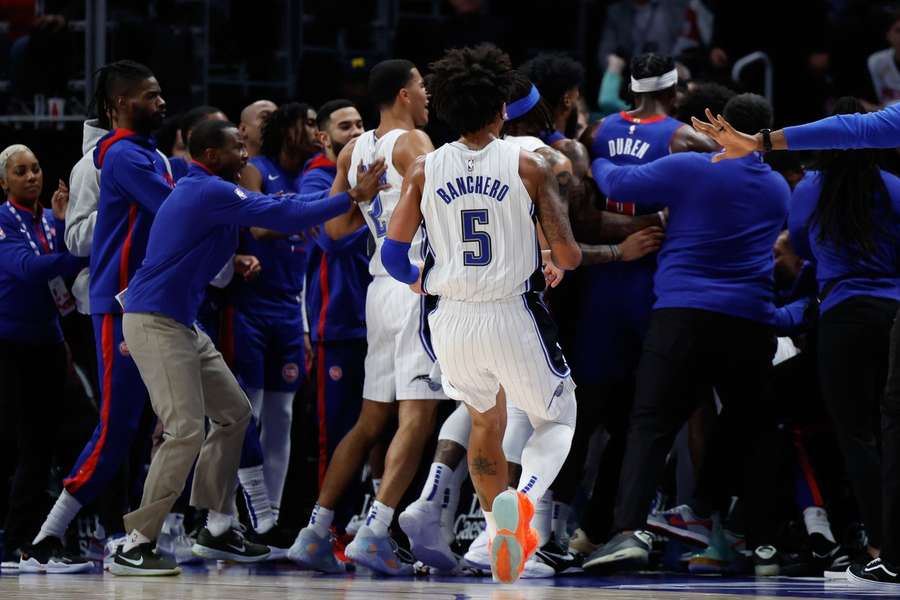 NBA a suspendat 11 jucători după altercația de la meciul dintre Detroit Pistons și Orlando Magic