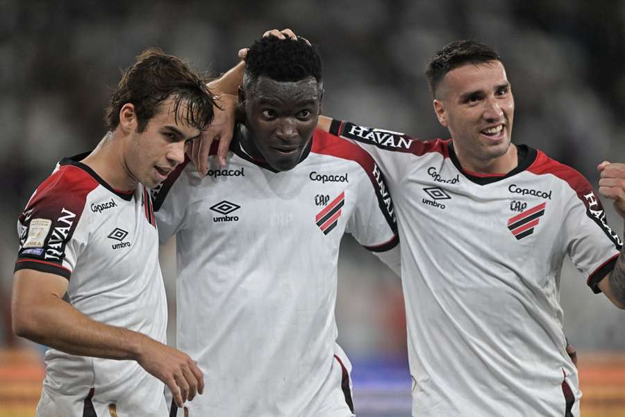 Viveros fez dois dos gols do Athletico-PR Viveros fez dois dos gols do Athletico-PR