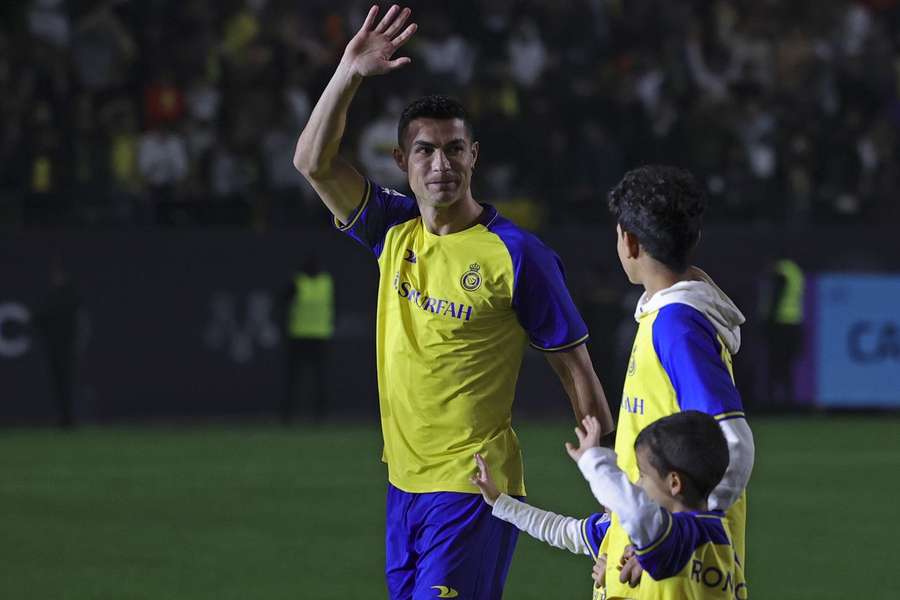 Cristiano Ronaldo com os filhos no relvado do Mrsool Park