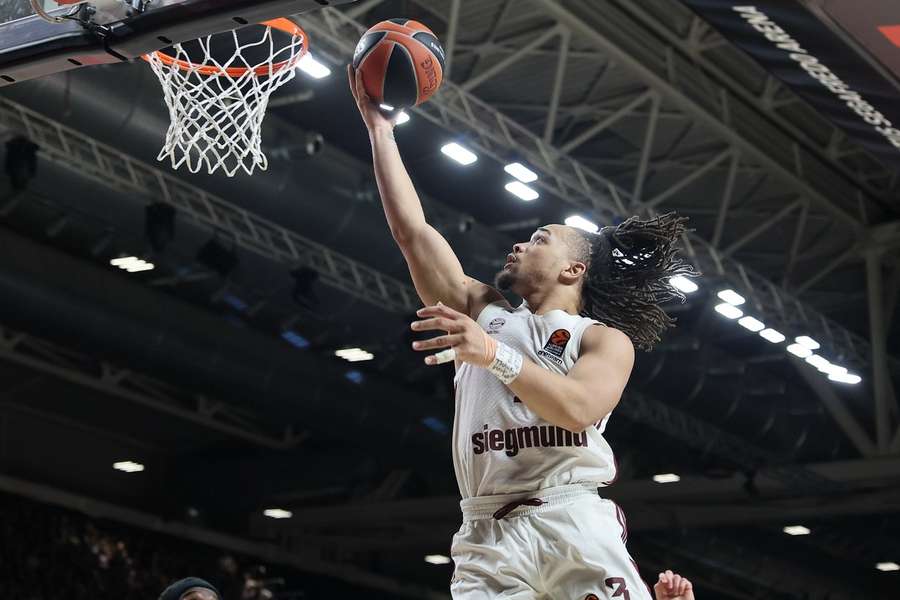 Carsen Edwards beim Dunk.