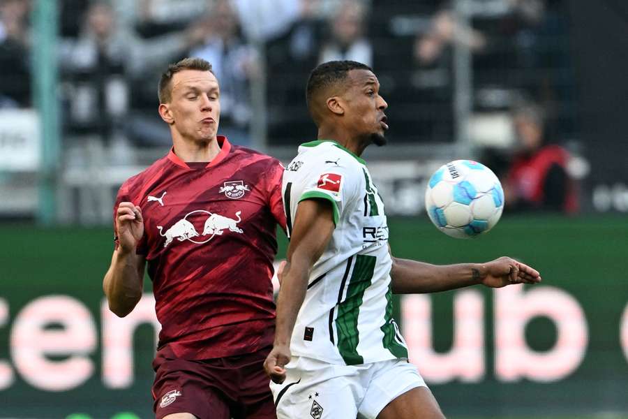 Gladbach's Alassane Plea (left) and Leipzig's Lukas Klostermann fight for the ball