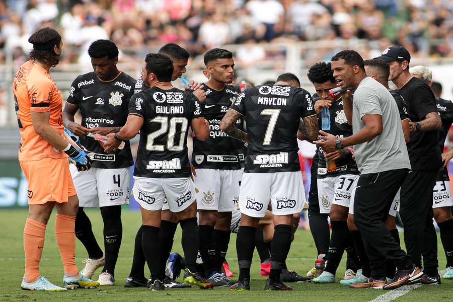 Corinthians se impõe, passa pelo Água Santa e vence a primeira no Paulistão