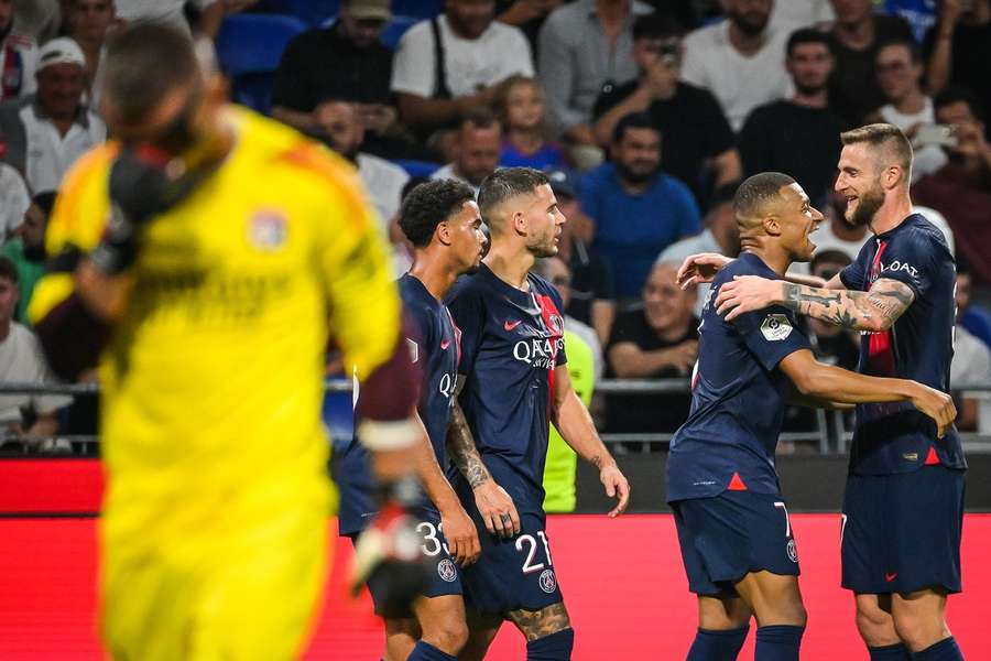 Milan Škriniar si začína pôsobenie v PSG užívať so spoluhráčmi naplno.