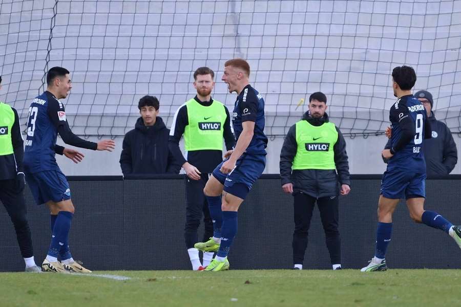 Laurin Curda (M.) feiert seinen zwischenzeitlichen Führungstreffer für Paderborn in Elversberg.