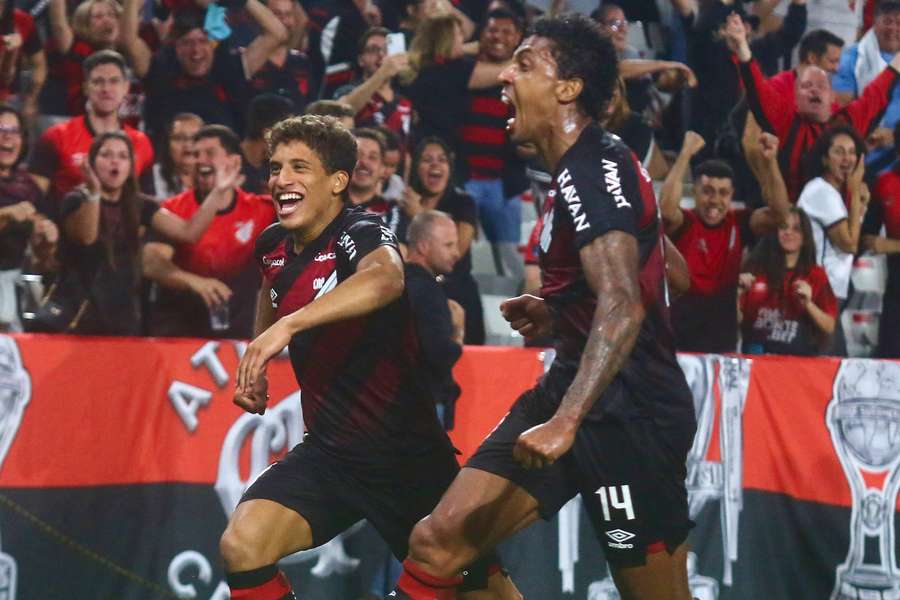 Jogadores do Athletico comemoram gol contra o Vitória pelo Brasileirão.