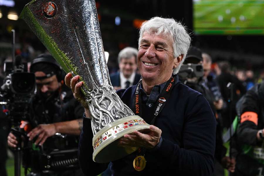 Gasperini con el trofeo de la Europa League la temporada pasada