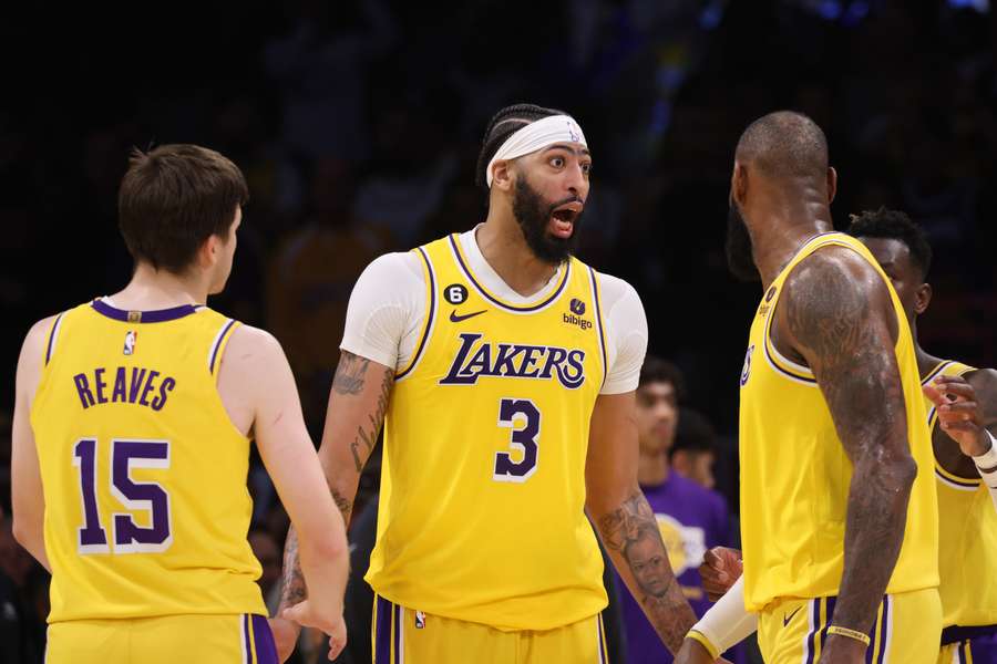 Anthony Davis (M.) und LeBron James sind zwei der Schlüsselspieler der Lakers.