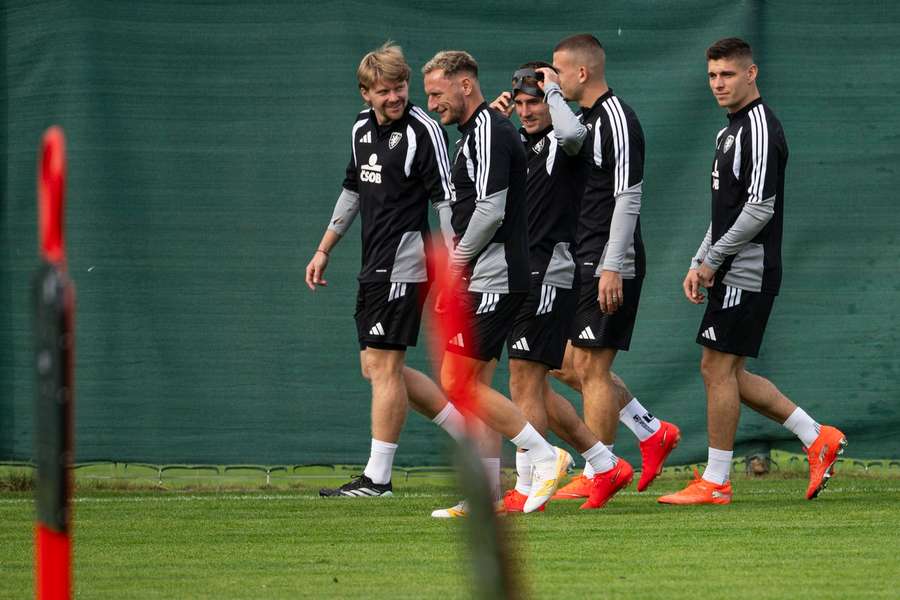 Fotbalisté před odletem do Španělska trénovali v Praze, na hřišti byl i Coufal