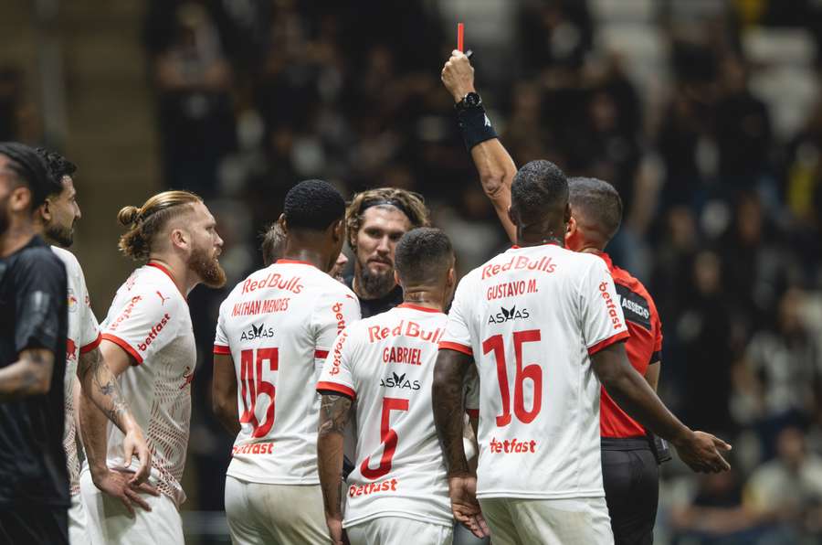Eduardo Sasha deixou o Bragantino com 10 jogadores em campo