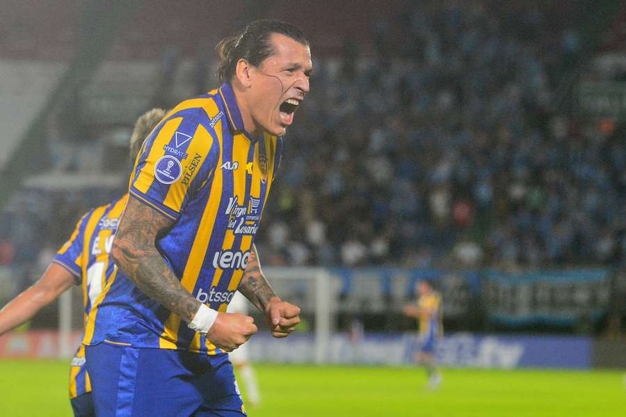 Federico Santander fez o gol do Luqueño na partida Federico Santander fez o gol do Luqueño na partida