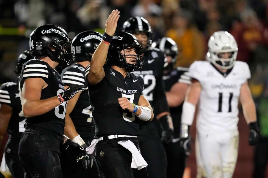 Iowa State quarterback Rocco Becht viert een touchdown tegen Cincinnati