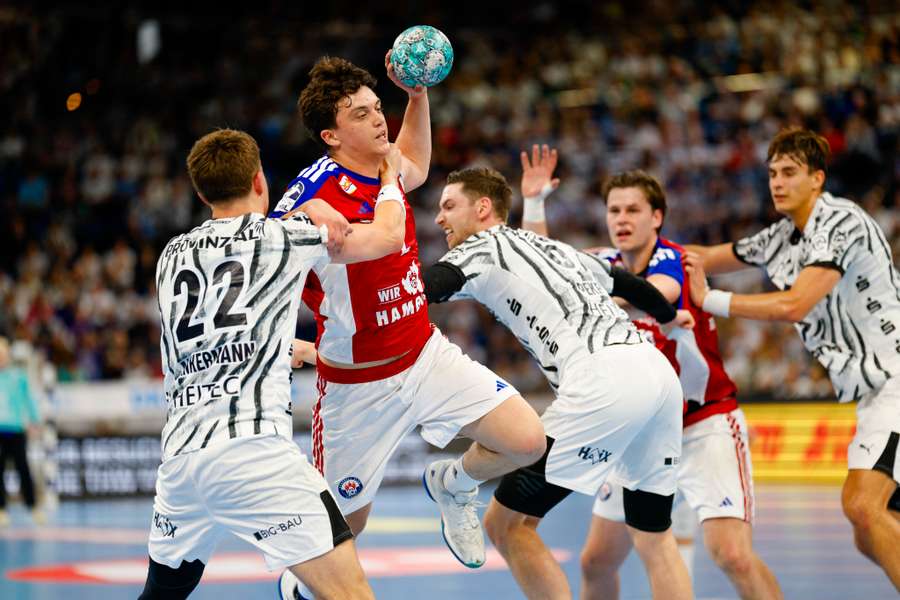 Kiel bezwang den HC Hamburg und überholte Magdeburg in der Tabelle. Kiel bezwang den HC Hamburg und überholte Magdeburg in der Tabelle.