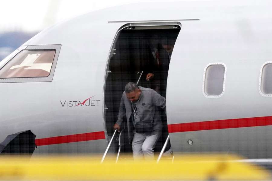 Luis Manuel Diaz, pai do jogador do Liverpool Luis Diaz, chega ao Aeroporto John Lennon
