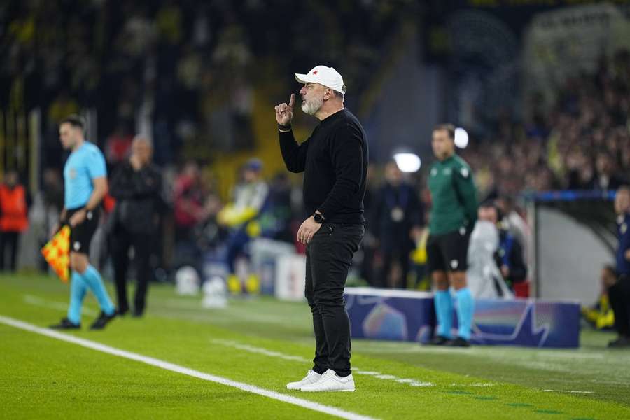 Trenér Slavie Jindřich Trpišovský během zápasu v Istanbulu. Trenér Slavie Jindřich Trpišovský během zápasu v Istanbulu.
