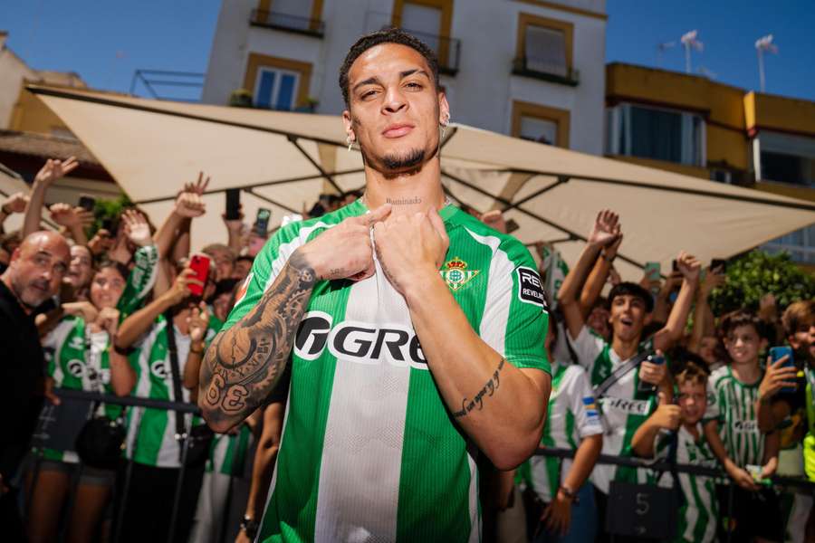 Com amor da torcida após período de empréstimo, Antony é oficialmente do Betis