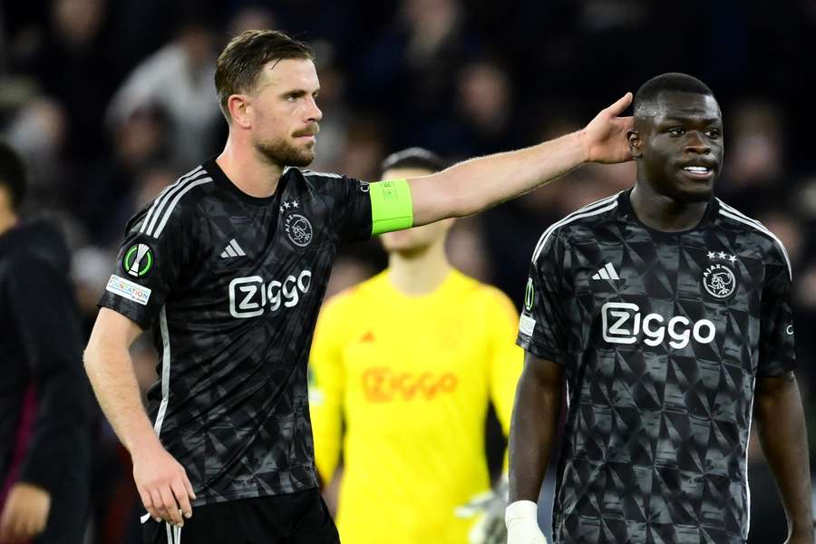 Henderson en Brobbey na de verloren wedstrijd tegen Aston Villa