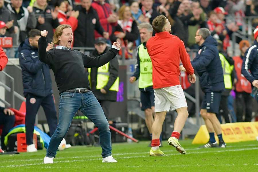 Neu-Coach Bo Henriksen (l.) geht an der Seitenlinie emotional mit, wie einst Jürgen Klopp.