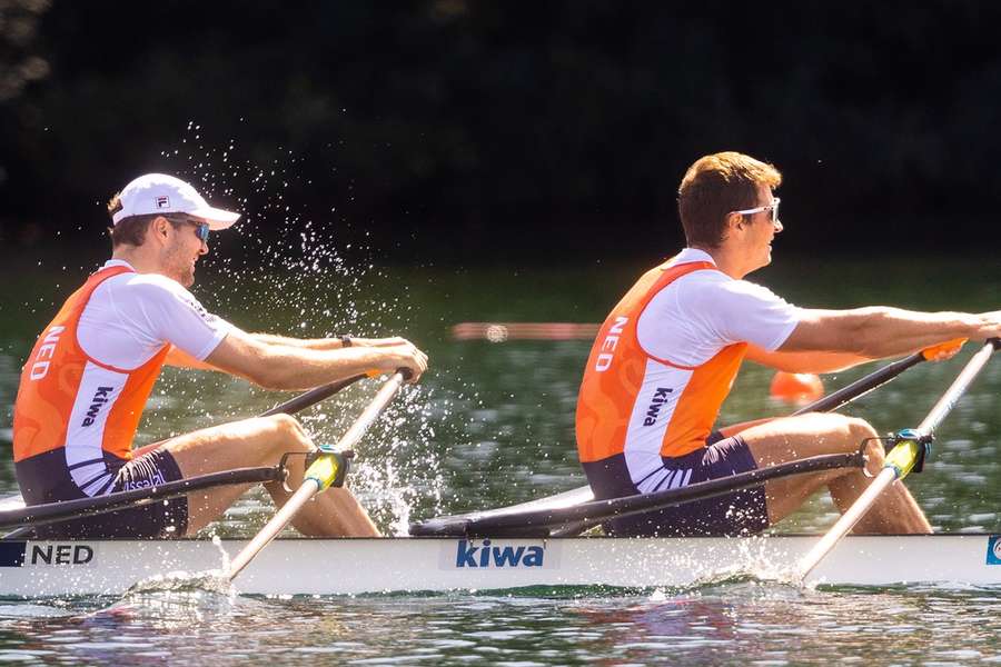 Melvin Twellaar en Stef Broenink in actie tijdens de finale tweemans skiff op het WK