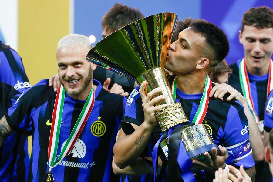 Lautaro, capitão do Inter de Milão, celebra conquista da Serie A