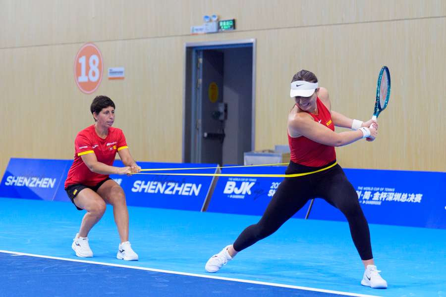 Badosa, entrenando la fuerza ayudada por la seleccionadora, Carla Suárez