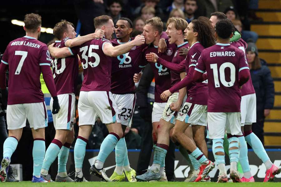 Burnley celebra o empate ao cair do pano