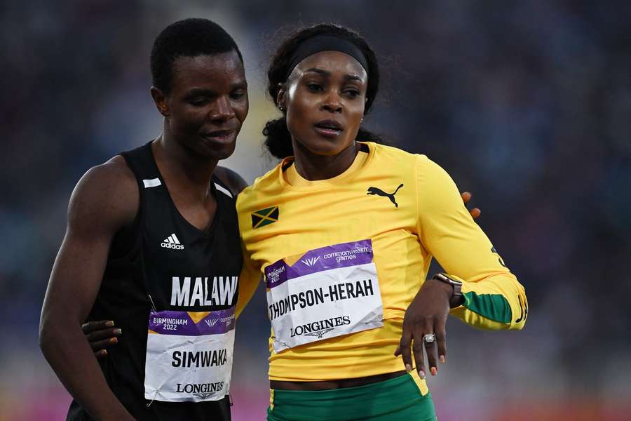 Asimenye Simwaka et Elaine Thompson-Herah, de la Jamaïque, réagissent après les demi-finales du 200 m féminin d'athlétisme lors des Jeux du Commonwealth à Birmingham, le 5 août 2022.