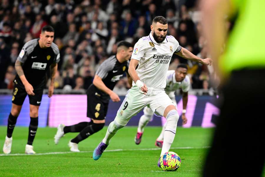 Benzema, en el momento de lanzar el primer penalti