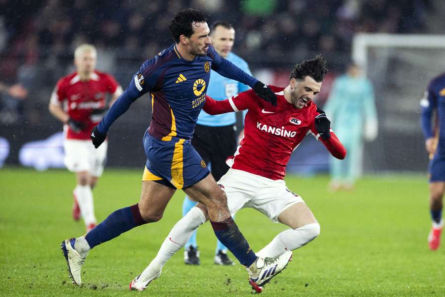 Mats Hummels im Zweikampf mit Torschütze Troy Parrott.