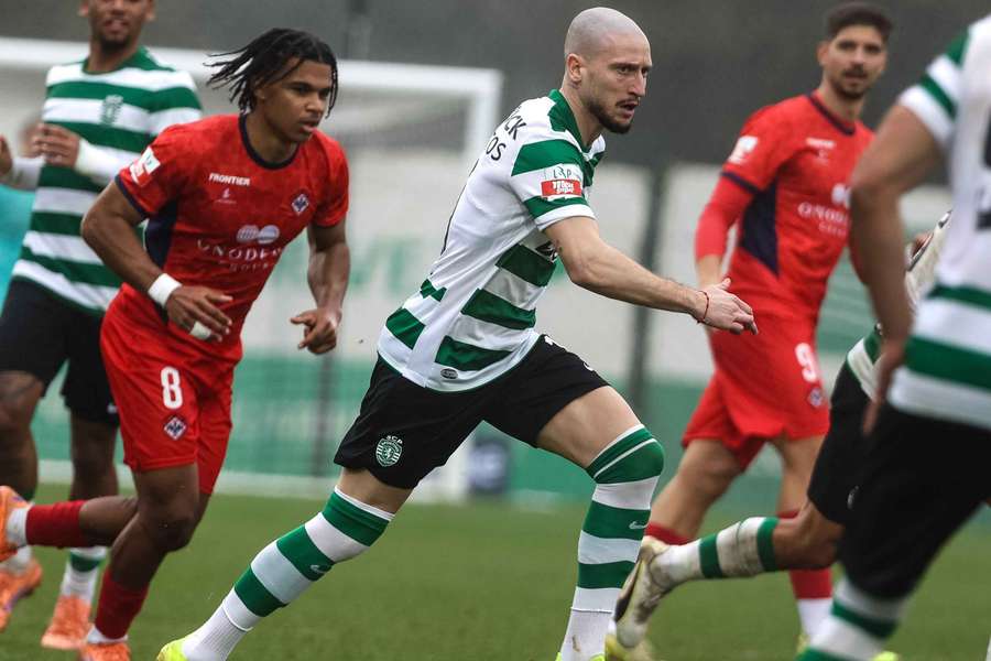 Nuno Santos em ação diante da Oliveirense