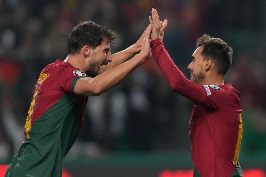 Ricardo Horta (dreapta) sărbătorește marcarea celui de-al doilea gol pentru Portugalia
