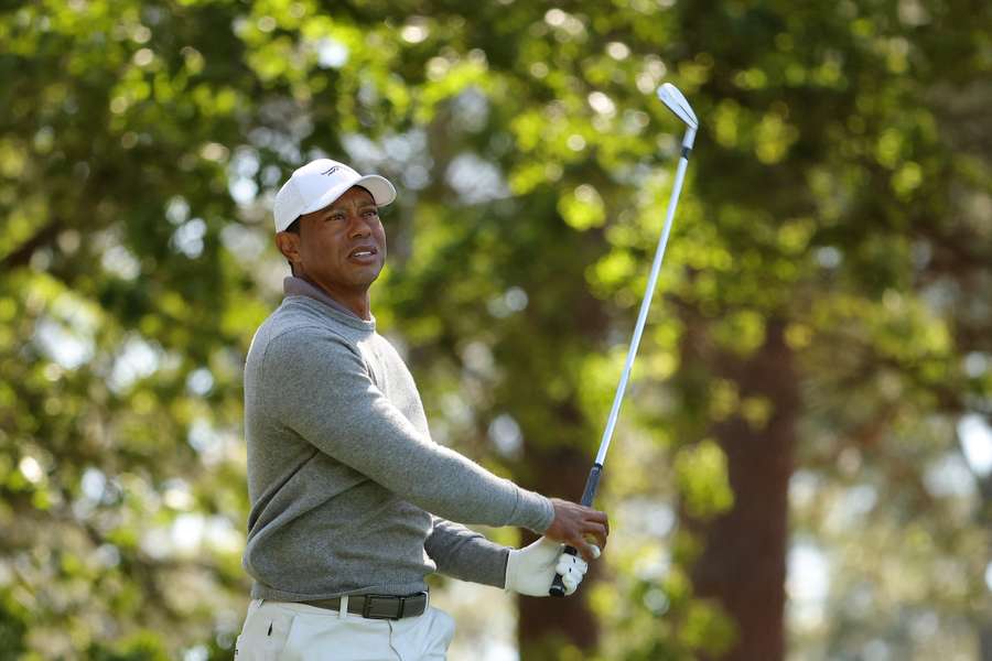 Tiger Woods dá a sua tacada do quarto tee durante a segunda ronda do Masters