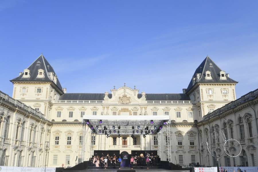 Salida del Giro 2021 desde el Castello del Valentino en Turín