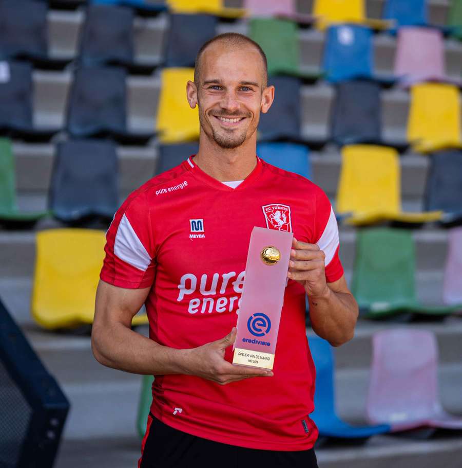 Černý s cenou pro hráče měsíce Eredivisie. Černý s cenou pro hráče měsíce Eredivisie.