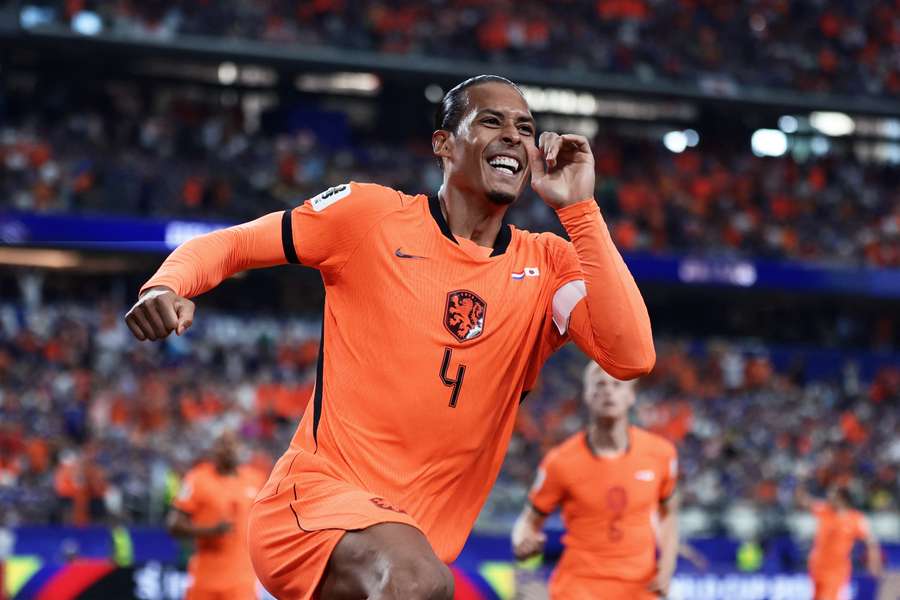 L'esultanza di Van Dijk dopo la rete dell'1-0 L'esultanza di Van Dijk dopo la rete dell'1-0