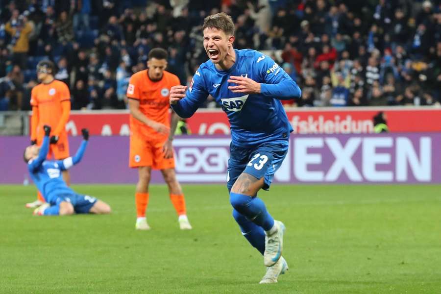 Adam Hložek se raduje z vyrovnávacího gólu v zápase s Frankfurtem.