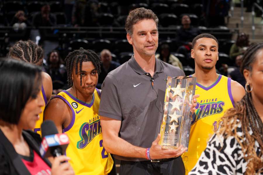 Gasol posa con el trofeo de ganador del Rising Stars Challenge.