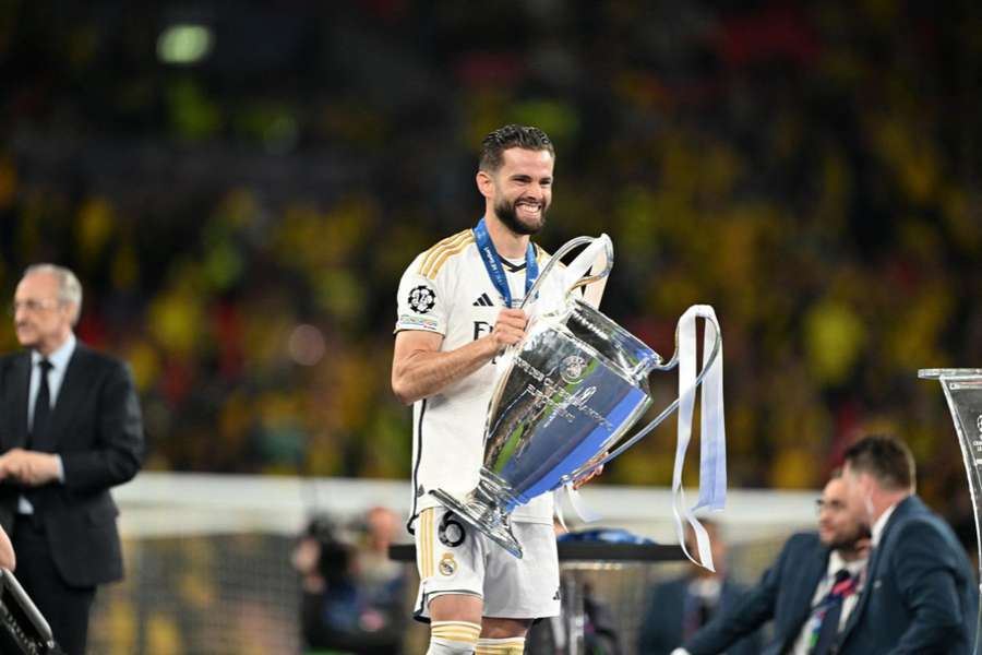 Nacho w roli kapitana odbiera trofeum za zwycięstwo w Lidze Mistrzów