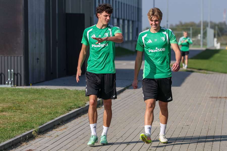 Jakub Żewłakow i Filip Przybyłko w drodze na trening Legii, 07.10.2026. Jakub Żewłakow i Filip Przybyłko w drodze na trening Legii, 07.10.2026.