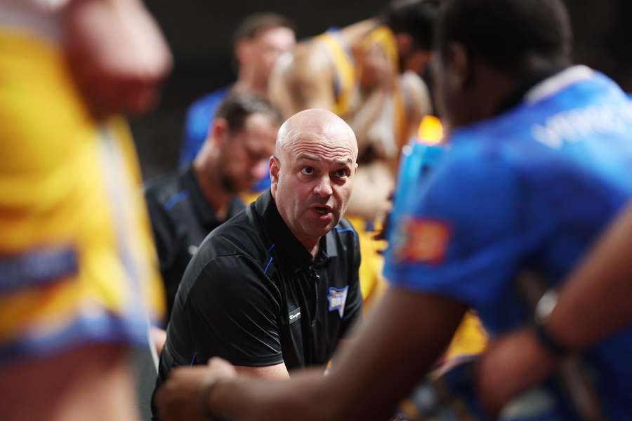 Former Brisbane Bullets coach Stu Lash addresses his players in Wollongong last Thursday. Former Brisbane Bullets coach Stu Lash addresses his players in Wollongong last Thursday.