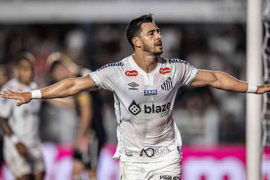 Giuliano fez o golo da vitória do Santos diante do Operário