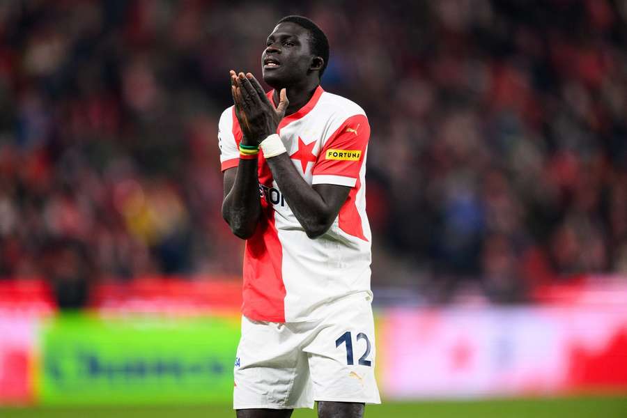 Slávista Malick Diouf zatím do West Hamu nemíří, Kladiváři musí nabídnout více peněz.