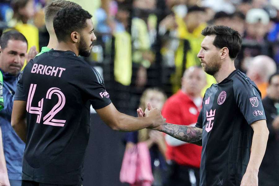 Messi cede su puesto a Bright.