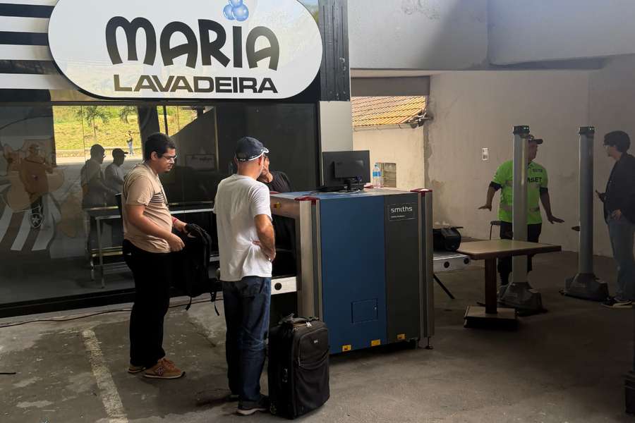 Jornalistas passaram pelo raio-x antes da entrada no CT Lonier