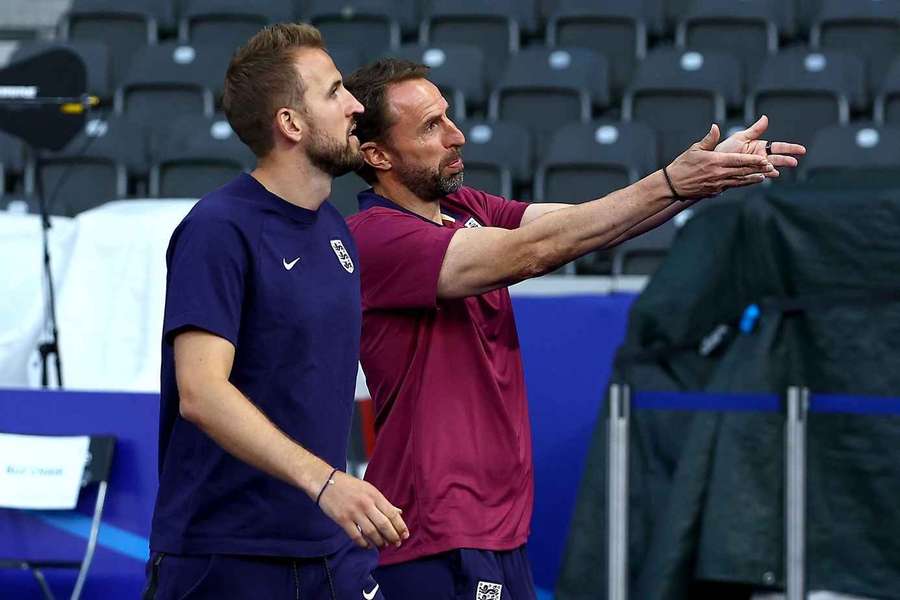 Harry Kane (l.) im Gespräch mit Gareth Southgate (r.).