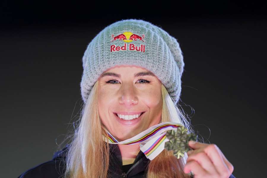 Ester Ledecká s bronzovou medailí ze sjezdu na mistrovství světa.