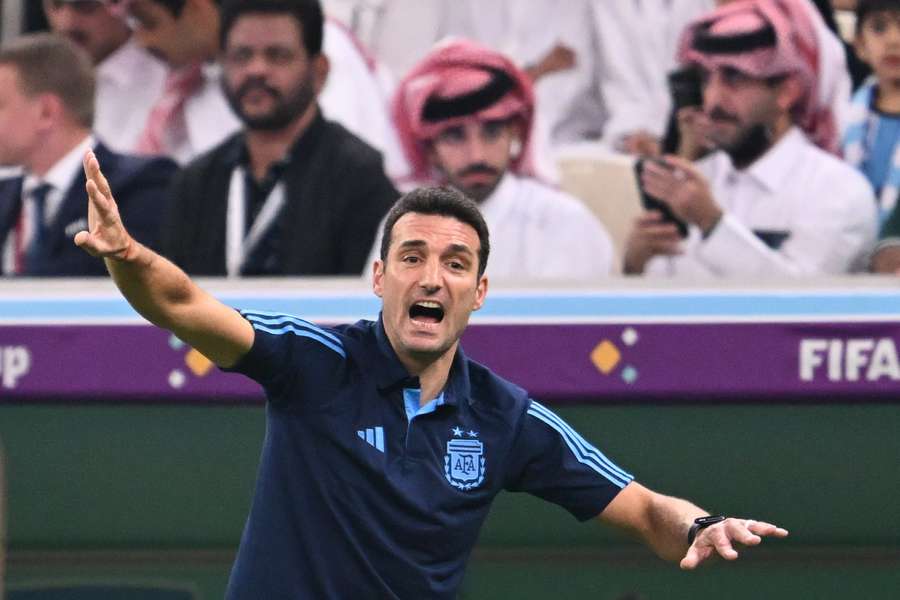 Scaloni rasgou elogios a Messi após a vitória sobre o México na Copa