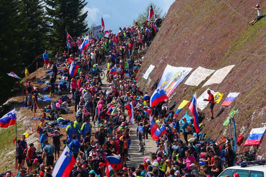 A torcida eslovena invadiu a Itália para apoiar Roglic